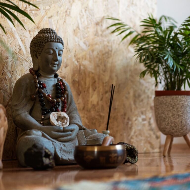 sitzende Buddhafigur im Wohnzimmer mit Räucherwerk
