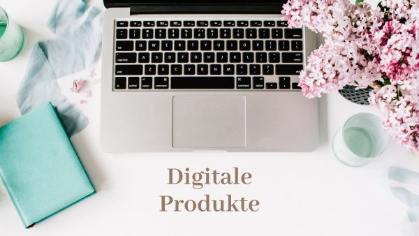 ein geöffneter Laptop steht auf einem schön dekorierten Schreibtisch, Schriftzug Digitale Produkte