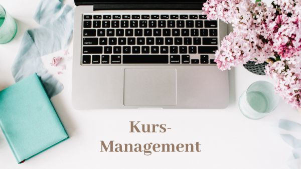 ein geöffneter Laptop steht auf einem schön dekorierten Schreibtisch, Schriftzug Kursmanagement